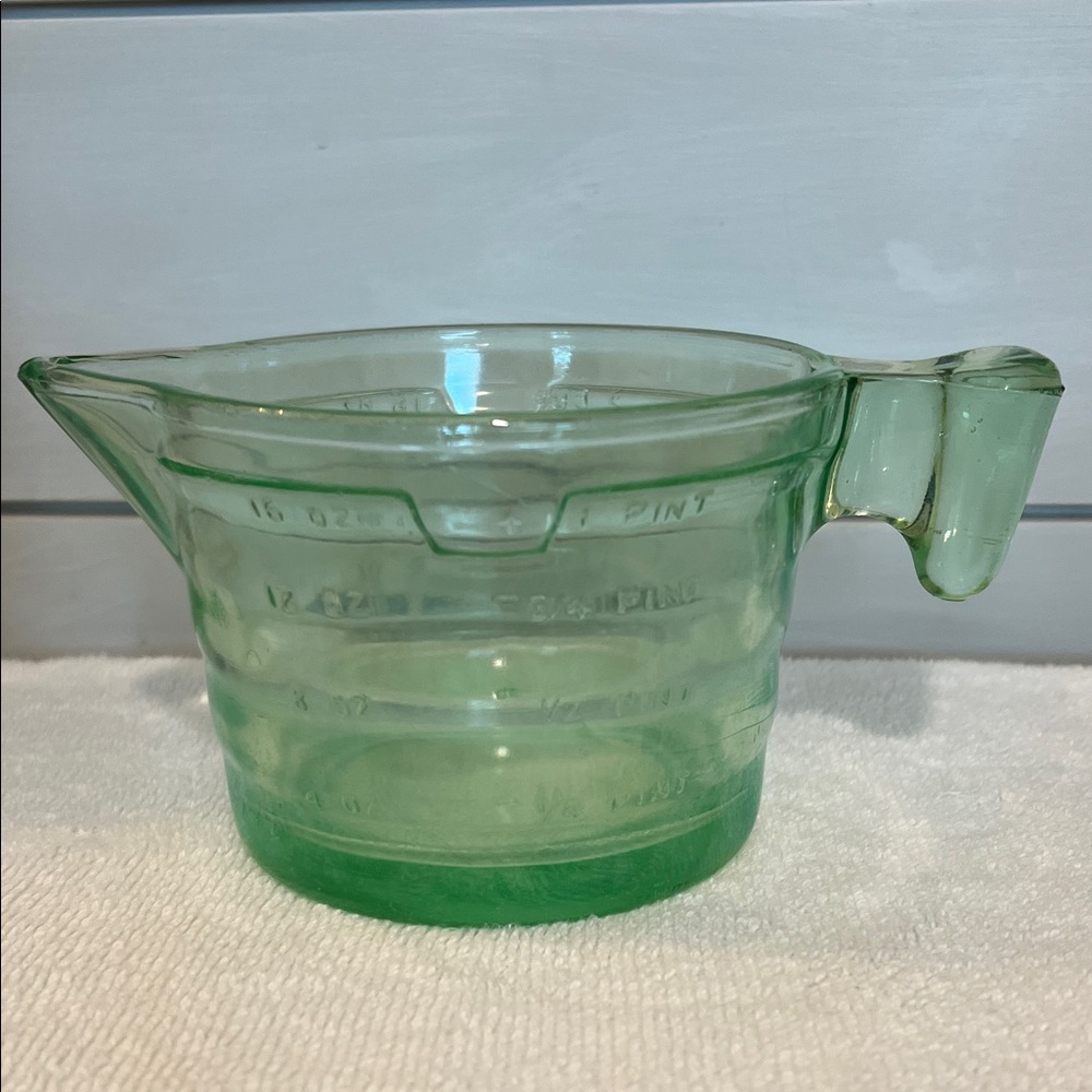 Green Depression Vintage Uranium Glass Measuring Cup